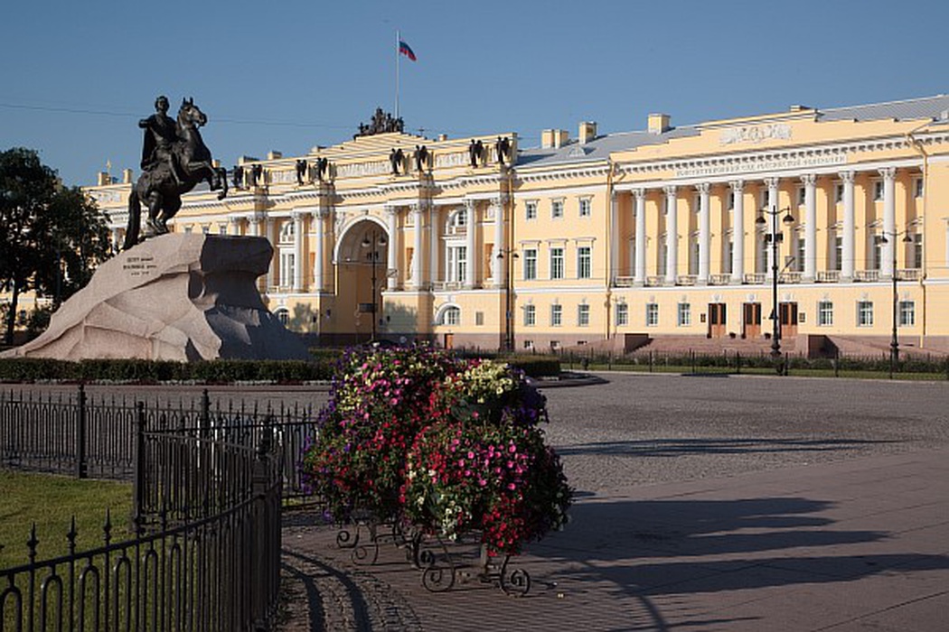 Сайт площадей. Здания на Сенатской площади в Санкт-Петербурге. Сенатская площадь Росси. Конституционный суд на Сенатской площади. Ансамбль Сенатской площади.